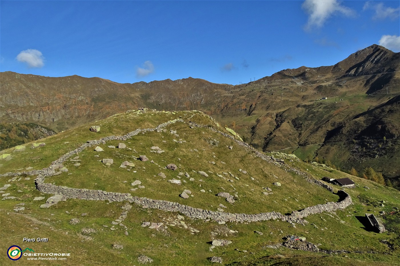 37 Vista dall'alto sulla Baita 'MInchuchi' con sullo sfondo Ca' San Marco e Pizzo delle segade.JPG